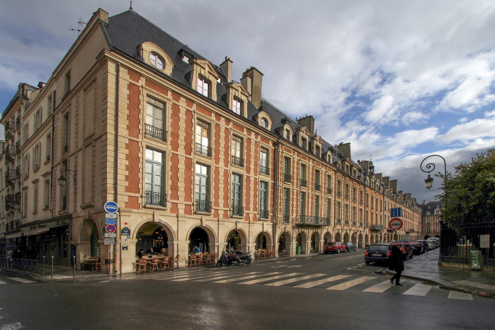 The arcaded galleries of Place des Vosges